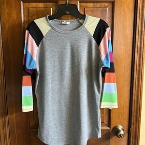 Sporty 3/4 length sleeve top!